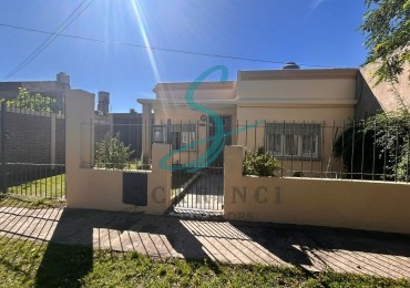 Casa de 3 Ambientes sobre lote propio, con entrada de auto y gran parque.